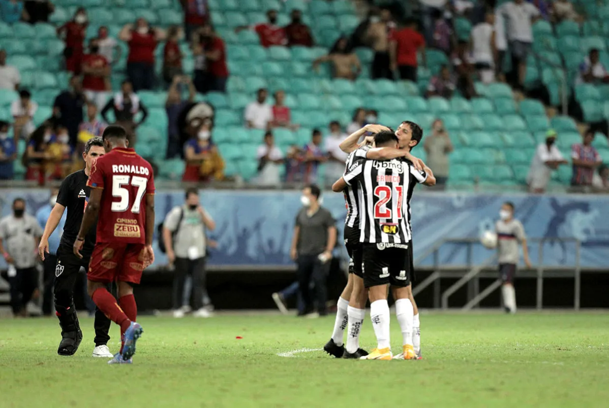 Tricolor chegou a abrir 2 gols de vantagem, mas viu o adversário virar em cinco minutos | Foto: Felipe Iruatã | Ag. A TARDE