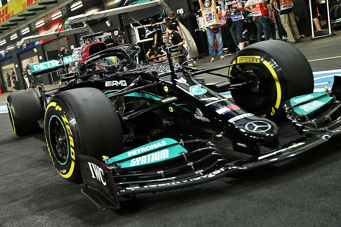 No circuito de rua de 6.174 km de Jeddah, Hamilton estabeleceu o melhor tempo, de 1:29.786,56 milésimos, mais rápido do que Verstappen | Foto: Andrej Isakovic | AFP