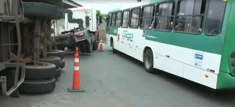Veículo foi removido mais de 12h após incidente | Reprodução | TV Bahia