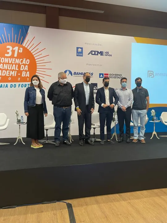 Giovana Victer ao lado dos juristas Bruno Maia, Talden Farias e Georges Humbert, e do Presidente da Ademi, Cláudio Cunha | Foto: Divulgação
