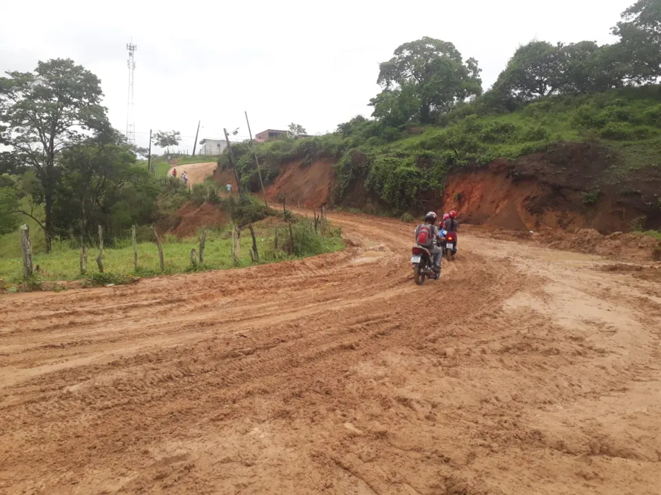 Trecho de aproximadamente 750 metros sofre com buracos, esgoto sem saneamento e falta de asfaltamento | Foto: Divulgação | Cidadão Repórter