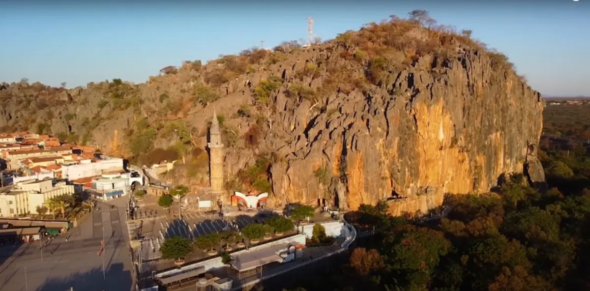 Em Bom Jesus da Lapa, o turismo religioso atrai fiéis de todos os cantos do país.