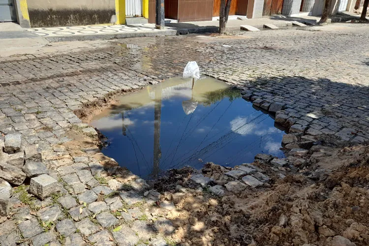 Os esgotos estouraram próximo ao Lar dos Idosos Luiza de Marilac, afetando a rotina dos internos.