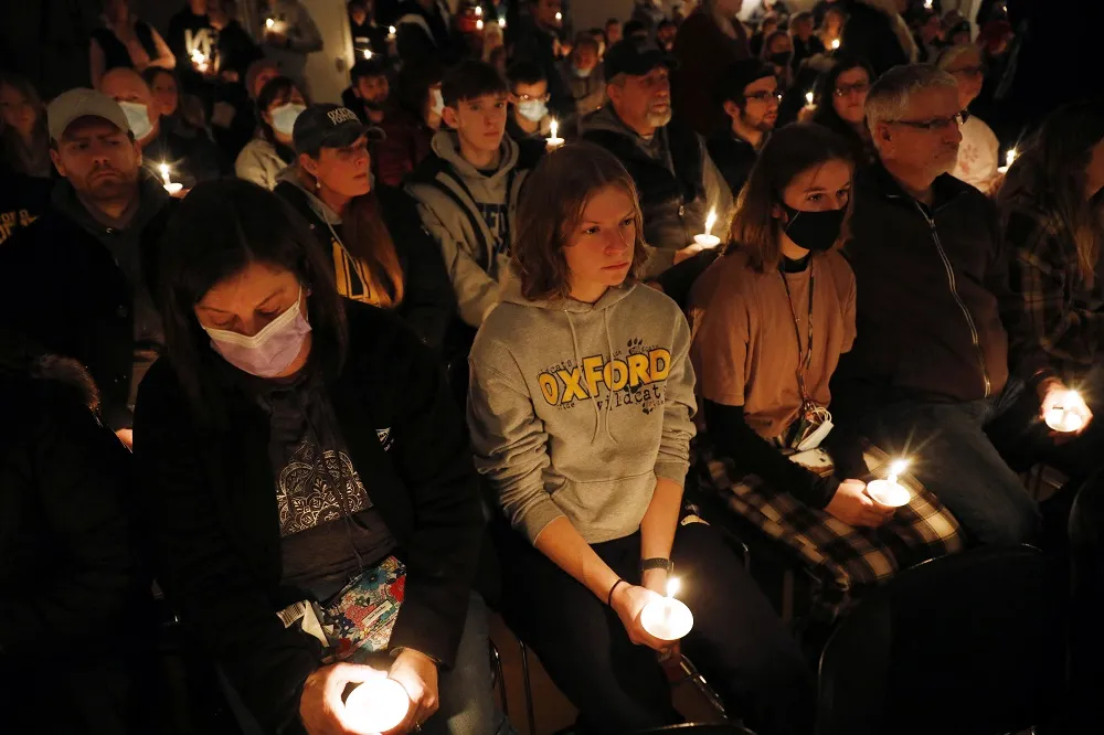 Comunidade escolar fez uma vígilia em homenagem aos mortos | Foto: JEFF KOWALSKY | AFP