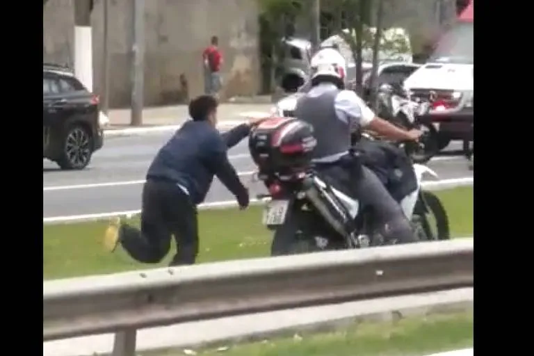 A ação foi filmada por motoristas, sendo amplamente repercutida nas redes sociais | Foto: Reprodução