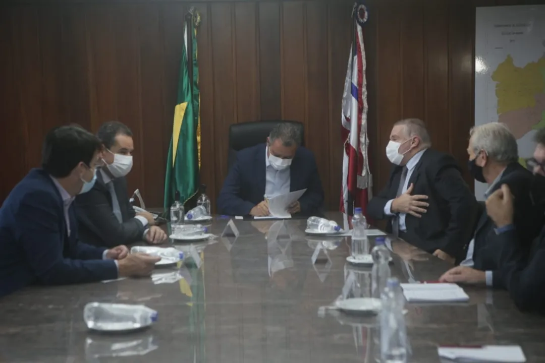 Governador e representantes da Proquigel Química assinaram protocolo | Foto: Camila Souza | GOV BA