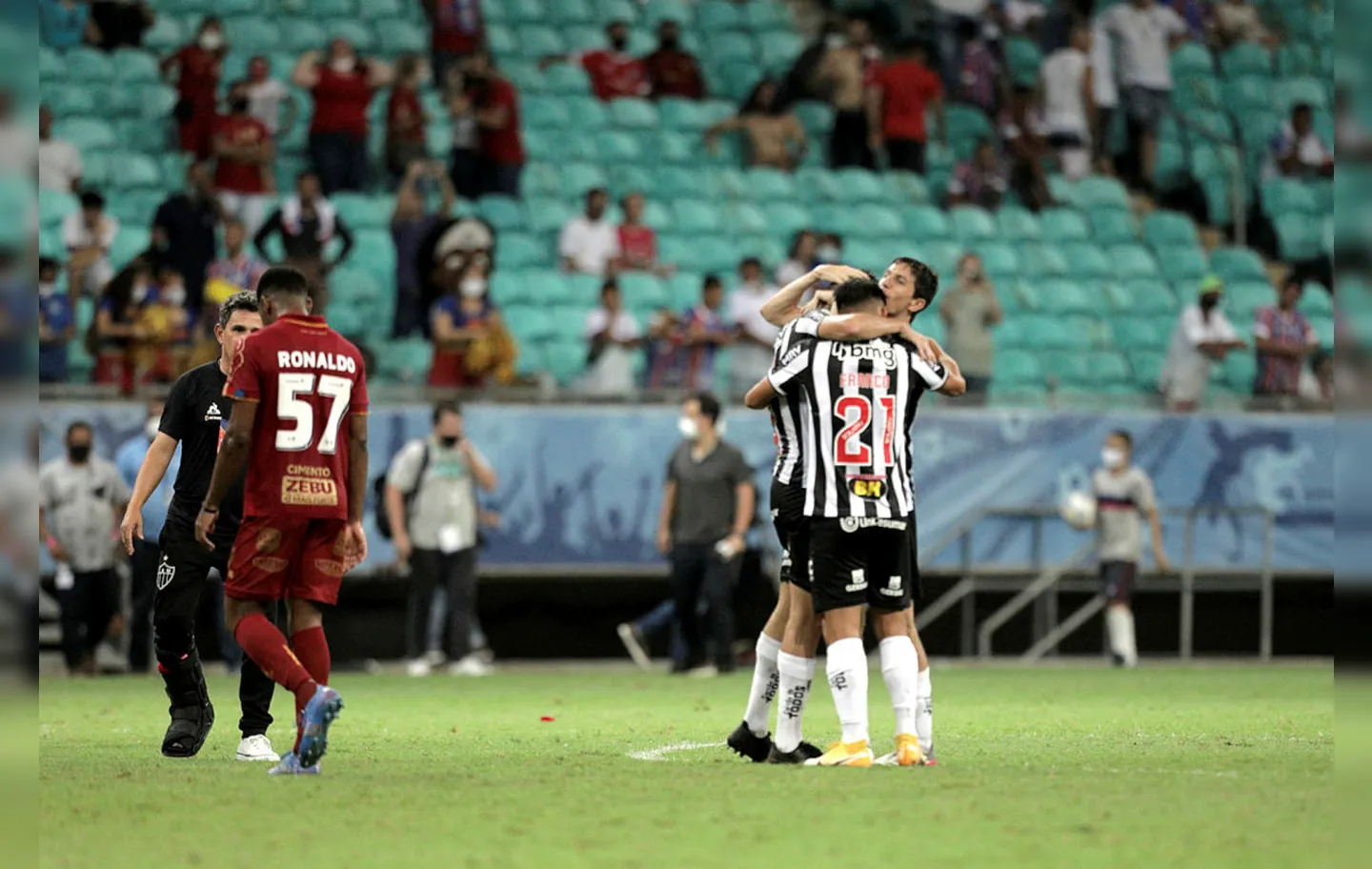 Tricolor chegou a abrir 2 gols de vantagem, mas viu o adversário virar em cinco minutos | Foto: Felipe Iruatã | Ag. A TARDE