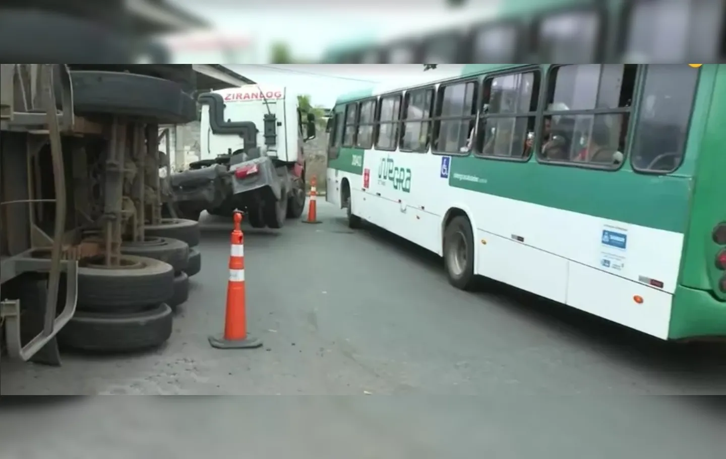 Veículo foi removido mais de 12h após incidente | Reprodução | TV Bahia