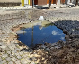Esgotos estourados geram transtornos a moradores e ao lar dos idosos em Brumado