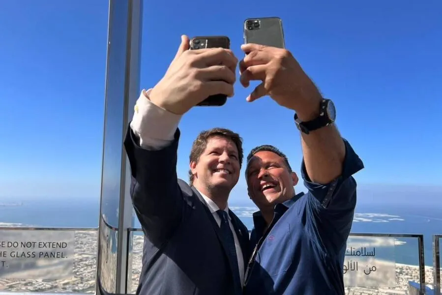 O secretário da Cultura, Mario Frias, e o lutador de jiu-jítsu Renzo Gracie tiram selfies em Dubai