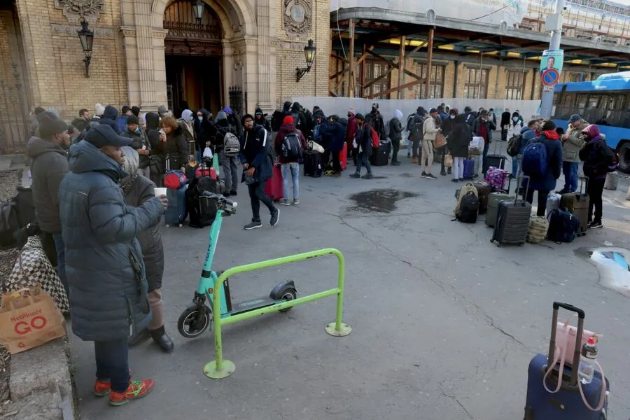 Quase um milhão de ucranianos deixaram o país nos últimos dias