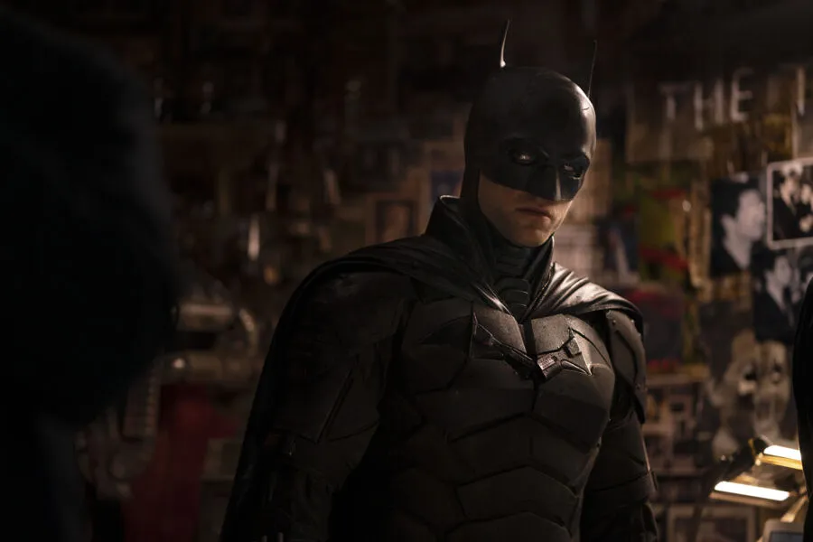 Contrariando as suspeitas dos fãs, Robert Pattinson entrega um Batman emocionalmente complexo