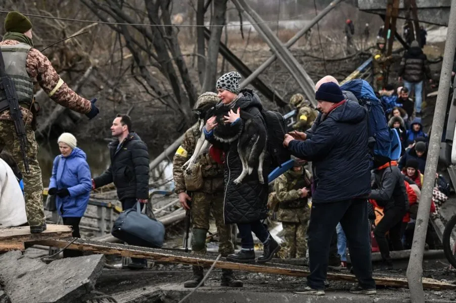 Refugiados deixam Irpin ao nordeste de Kiev