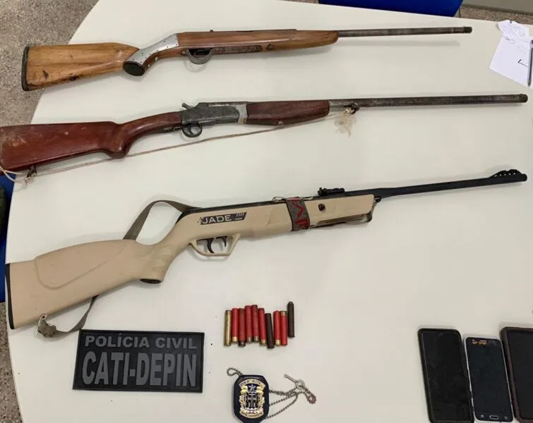 Três armas de fogo, munições e dois aparelhos celulares foram apreendidos