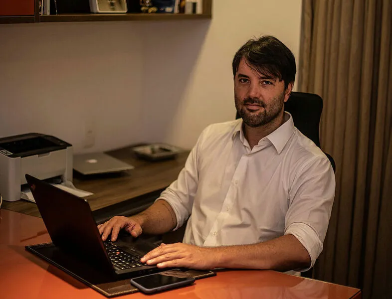 Roberto iniciou a compra de seu imóvel pela internet