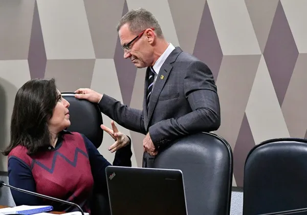 Os senadores  apresentam projetos de combate ao nazismo