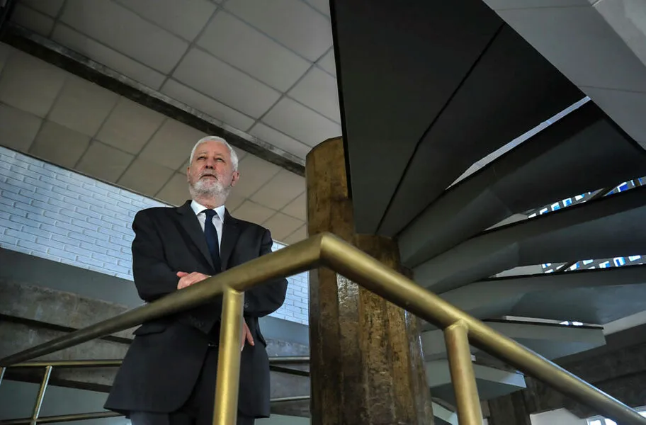 Antonio Nóvoa. é professor catedrático do Instituto de Educação e reitor honorário da Universidade de Lisboa