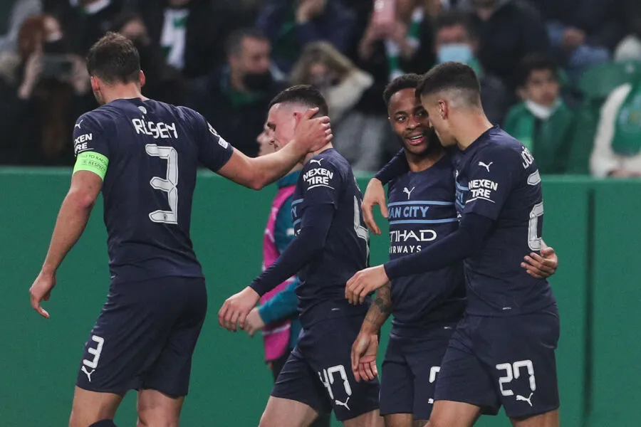 O atacante Raheem Sterling (C) comemora após fechar a goleada