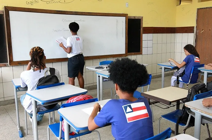 Todos os professores de escolas municipais e estaduais serão beneficiados