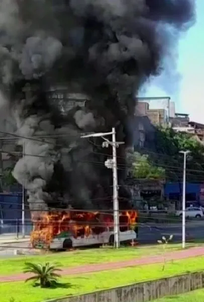 Dessa vez, o veículo incendiado pertencia à concessionária OT Trans e operava na linha 1154 - Terminal Acesso Norte x Barbalho/Macaúbas