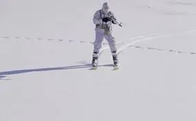 Imagens chamaram a atenção ao mostrar combatentes realizando exercícios militares na neve perto da fronteira com Israel