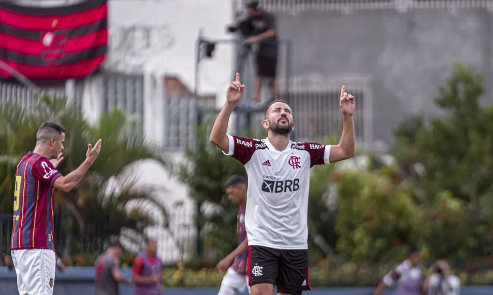 Everton Ribeiro comemora após marcar o gol de empate