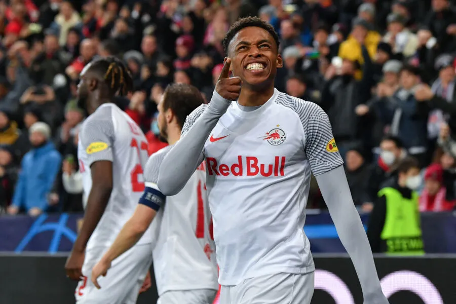 Chukwubuike Adamu comemora após colocar o Salzburg na frente