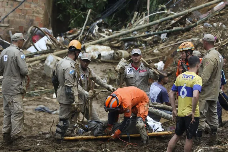 Até a noite desta quarta-feira, 16, 21 pessoas foram resgatadas com vida nas áreas atingidas