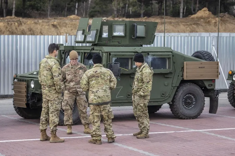 Nesta quarta-feira, 16, centenas de paraquedistas dos Estados Unidos chegaram ao aeroporto de Rsezsow