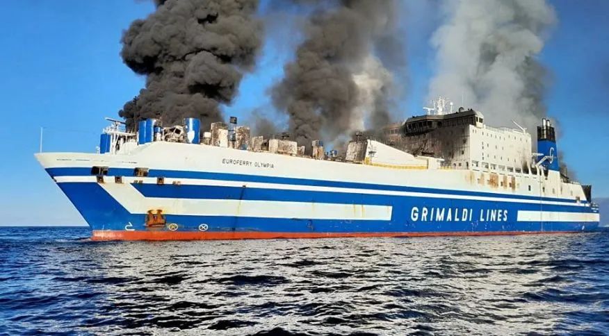 A balsa partiu de Igoumenitsa, o maior porto do oeste da Grécia, e se dirigia ao porto italiano de Brindisi, a nove horas de distância.