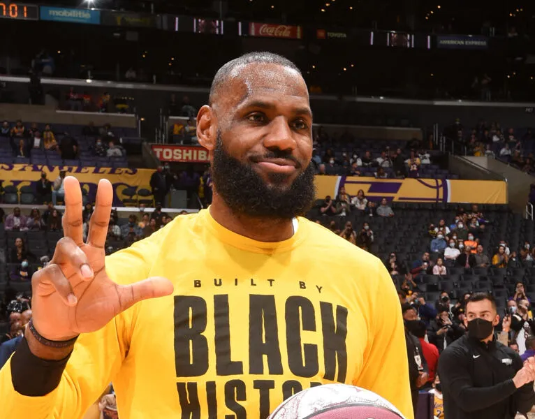 LeBron James, dando uma pausa na turbulenta temporada dos Lakers, será o capitão de uma das duas equipes