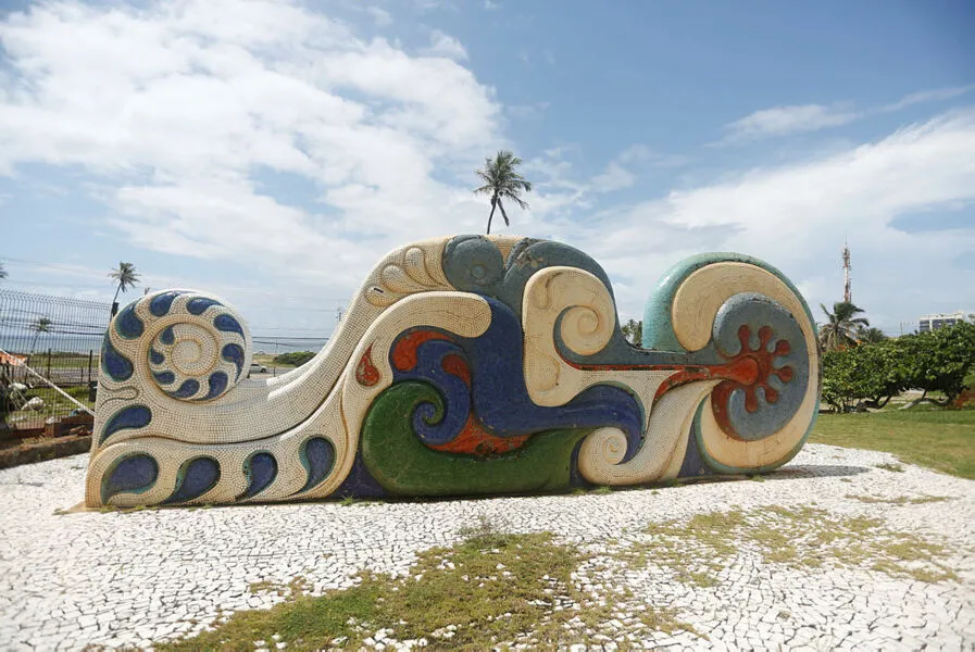 'O Invertebrado', obra de Juarez Paraíso, localizada no Parque de Pituaçu