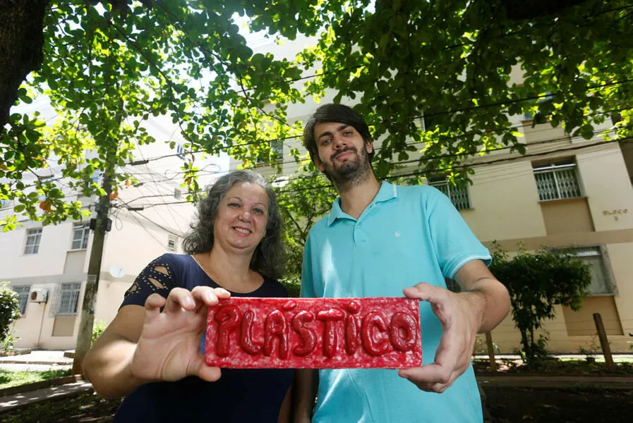 Luciana trabalha com o filho Lucas em um novo negócio: reciclagem de isopor