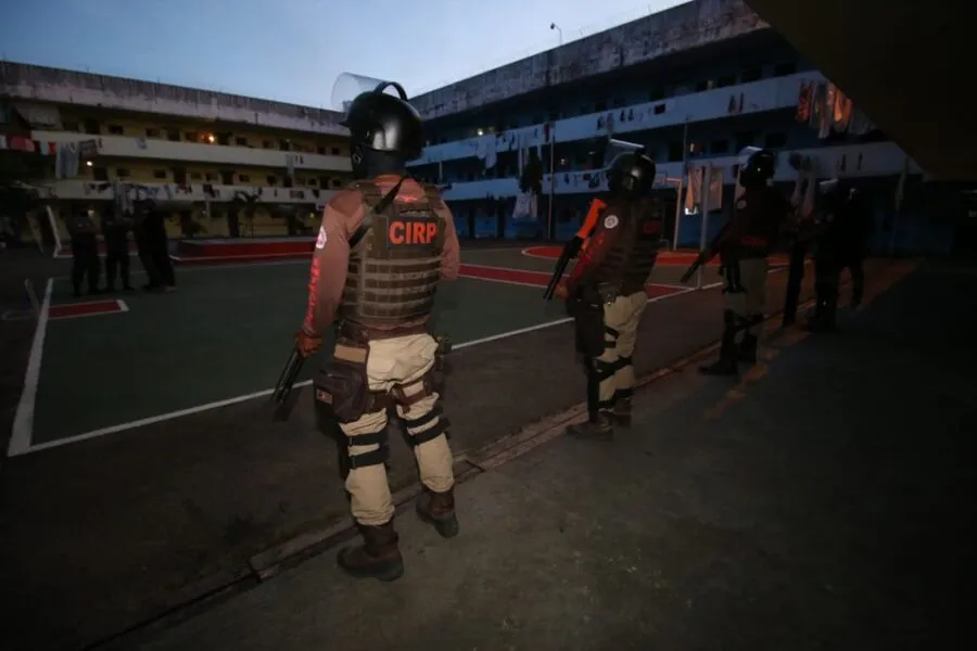 Armas brancas e de fogo foram apreendidas no presídio por policiais