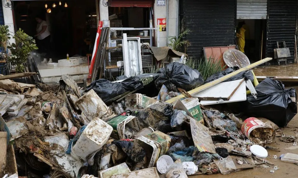 Chuva intensa que caiu na cidade na terça-feira, 15, deixou rastro de destruição