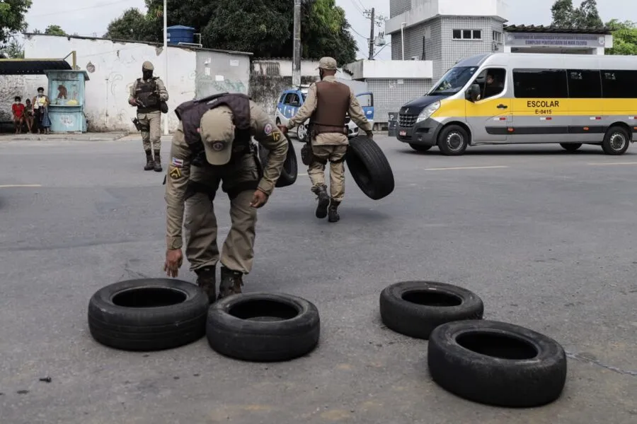 Pneus colocados pelos parentes dos detentos na frente da penitenciária foram imediatamente retirados pelos policiais