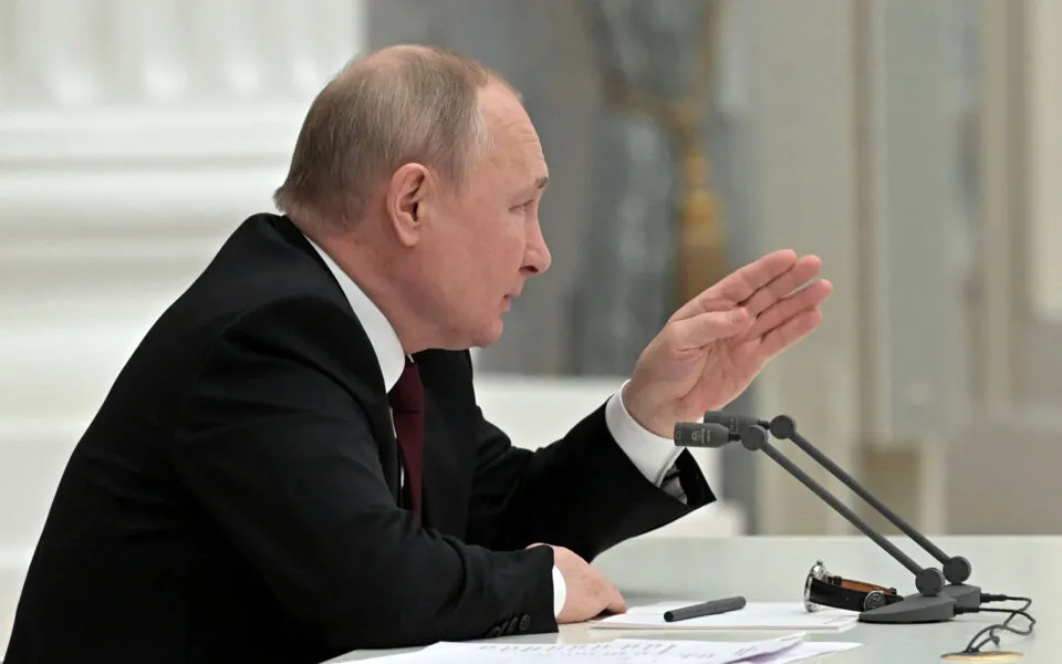 Vladimir Putin ordenou que o exército russo "mantenha a paz" nos territórios separatistas pró-Rússia da Ucrânia