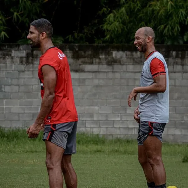 O treino constou de atividades técnicas, voltadas ao passe e lances de bola parada