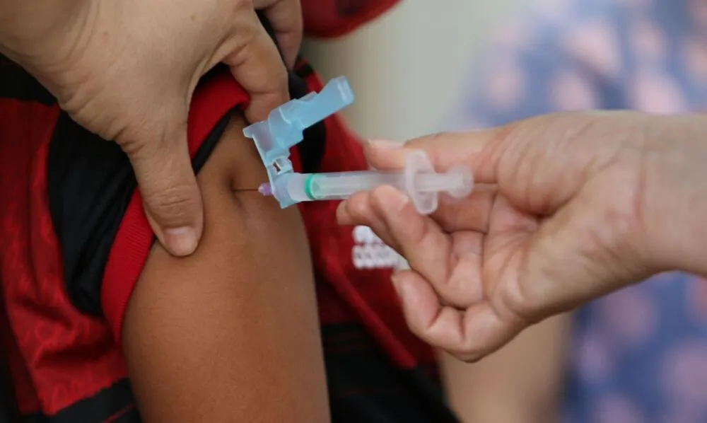 Já o reforço da imunização foi tomado por 50,6 milhões de pessoas