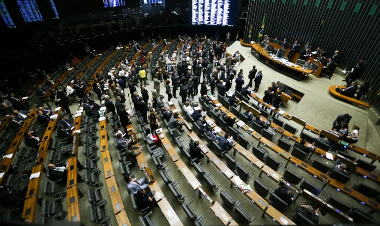 Atualmente, este crime pode ser considerado comum, com pena de detenção de um a seis meses de reclusão.