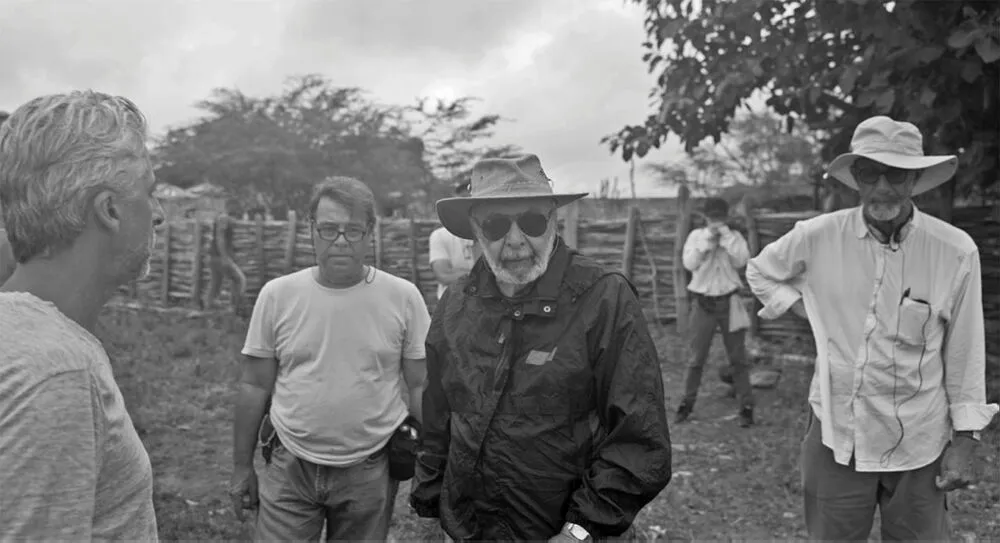 Geraldo Sarno (centro) em seu elemento natural: em campo, dirigindo