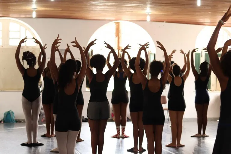Podem participar pessoas maiores de 16 anos com experiência em ballet intermediário ou avançado