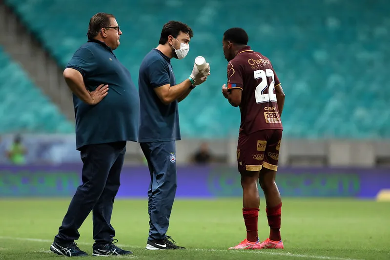 O elenco do Bahia decidiu entrar em campo e disputar a partida contra o Sampaio Corrêa