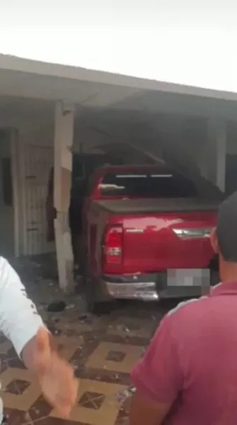 Vítima foi arrastada para dentro da casa e morreu no local