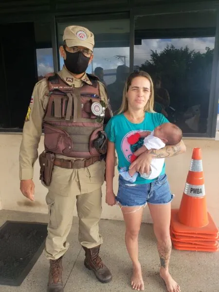 Após o salvamento, policiais orientaram a mulher a levar o bebê para uma unidade de saúde
