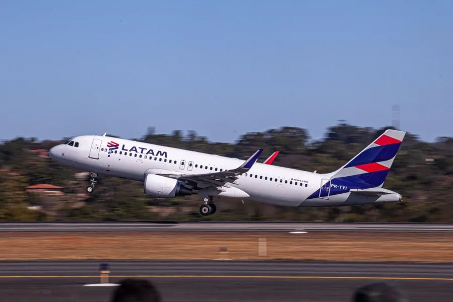 Criança embarcou em aeronave da Latam; polícia investiga