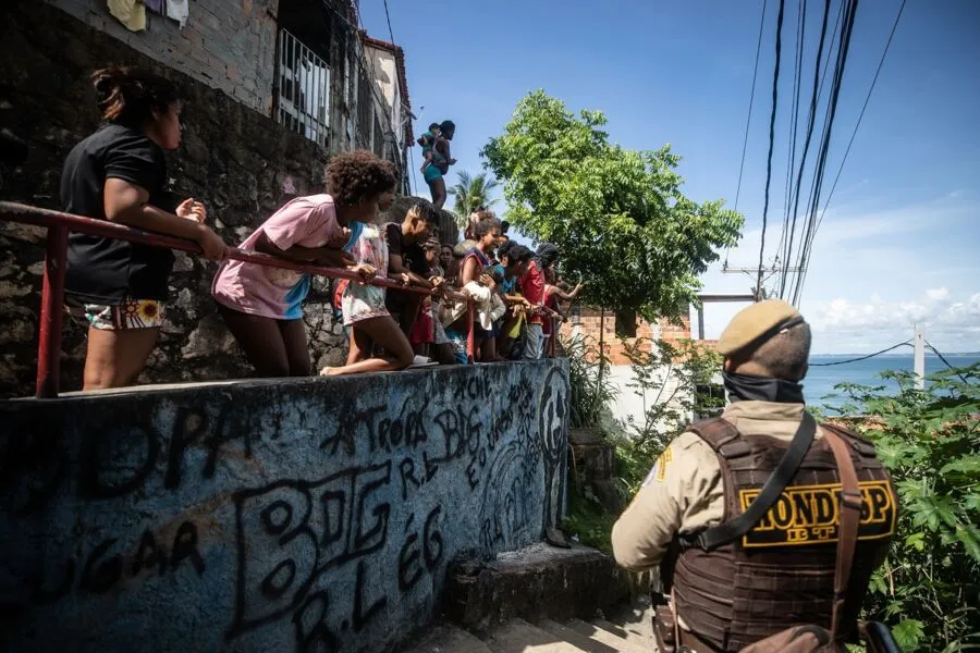 Jovens foram mortos na comunidade após ação policial na madrugada de terça