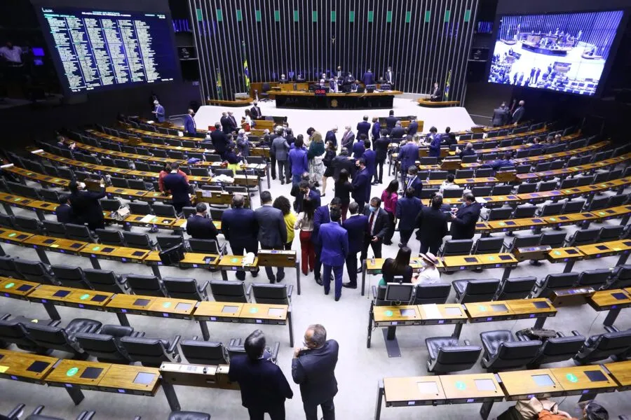 Partidos esperam pelos recursos do Fundão