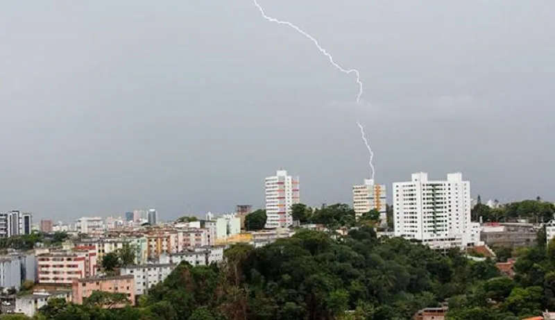 Relâmpagos e trovoadas foram registrados na capital baiana nesta quinta-feira