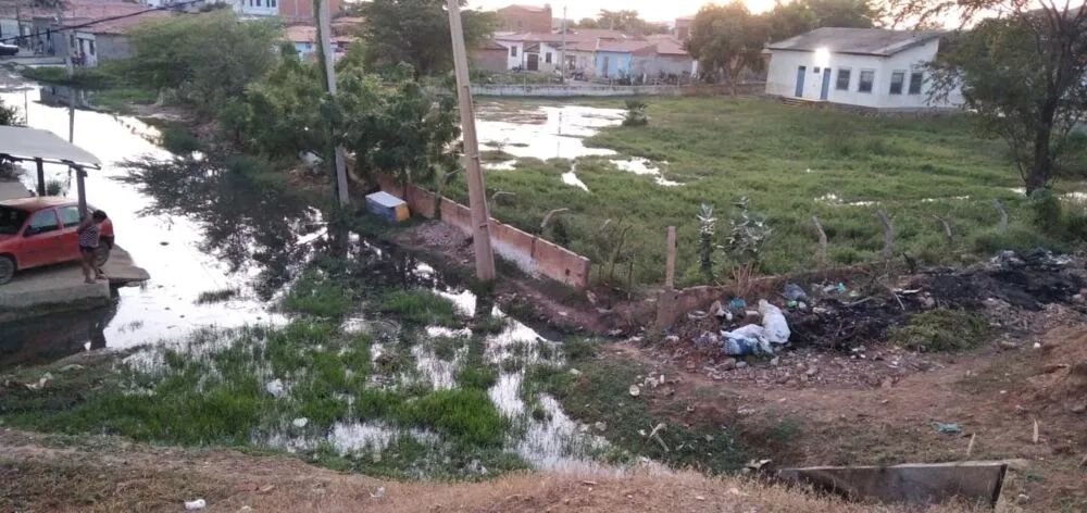 Com a cheia do rio, água invade ruas da cidade